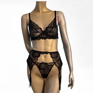 Escante 4pc Lace Bra, Panty, Garter Set- NWT- L